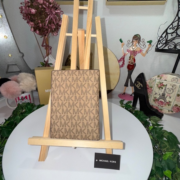 MICHAEL KORS MONOGRAM WALLET! - Picture 16 of 16